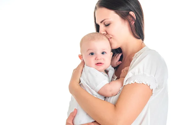 Mãe Bebê Beijando Sorrindo Família Feliz Fundo Branco — Fotografia de Stock