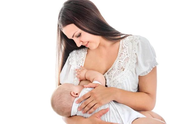 Genç breastfeeds bebeği anne. Anne sütüyle. Beyaz arka plan