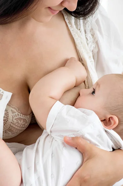 Mãe Amamentando Seu Bebê — Fotografia de Stock