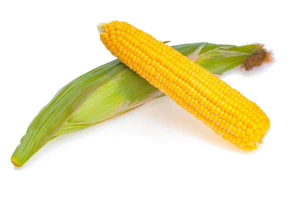 Желтое Сладкое Ухо Кукурузы Другим Неочищенным Изолированным Белом — стоковое фото