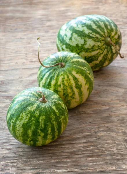 Leckere Wassermelonen Auf Braunem Holzhintergrund — Stockfoto