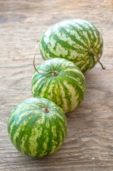 Reife Wassermelonen Auf Korbblech Auf Tisch Auf Holzhintergrund — Stockfoto