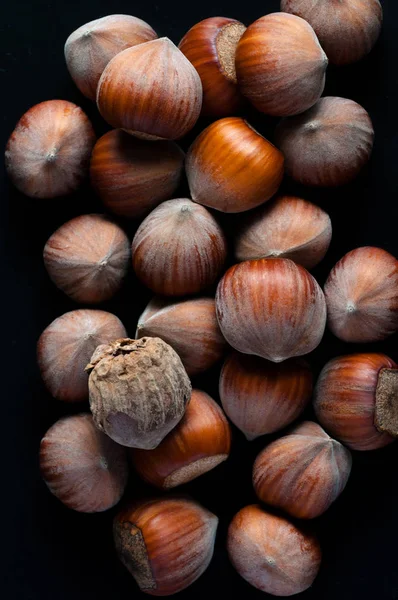 Avelãs Orgânicas Frescas Superfície Escura Fundo Nozes — Fotografia de Stock