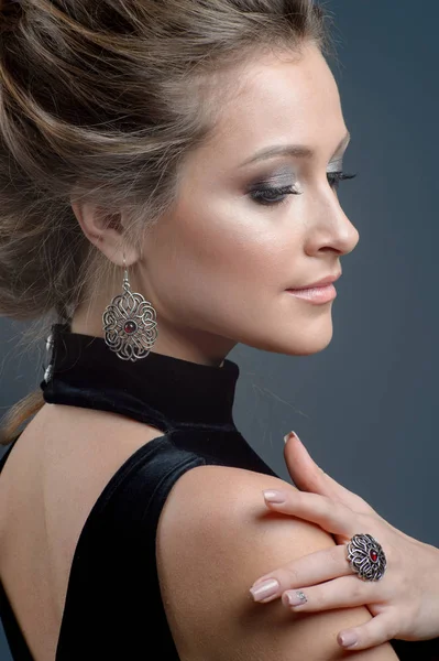 Detailní Portrét Krásná Mladá Žena Nosí Luxusní Šperky Zaměřit Náušnice — Stock fotografie
