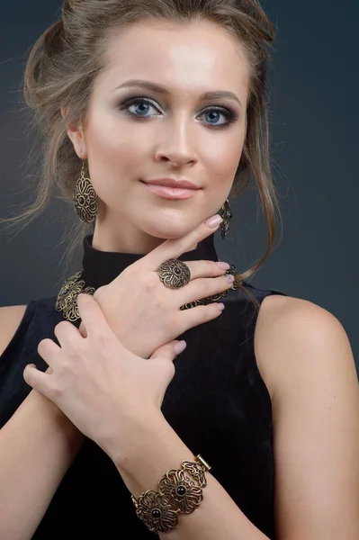 Conceito Jóias Retrato Close Modelo Feminino Encantador Posando Fundo Azul — Fotografia de Stock