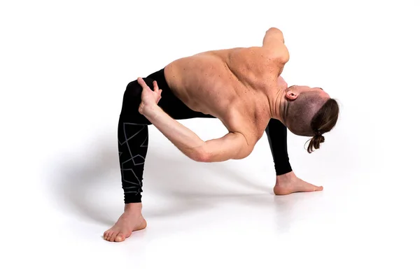 Yogainstruktör Vid Utbildning Stark Man Gör Yogaövningar Studio Full Längd — Stockfoto