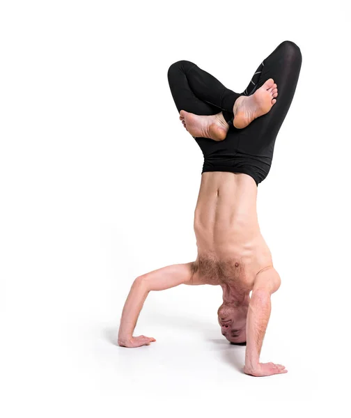 Yoga Ung Man Gör Övning Hand Stående Pose Yogi Master — Stockfoto