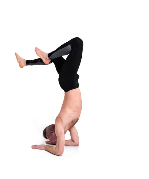 Ung Cool Attraktiva Yogi Man Öva Yoga Koncept Stående Adho — Stockfoto