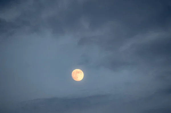 Λαμπρό Φεγγάρι Στον Σκοτεινό Ουρανό — Φωτογραφία Αρχείου
