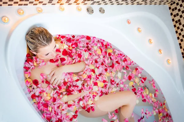 Young Beautiful Woman Relaxing Bathtub Full Rose Petals Spa Wellness — Stock Photo, Image