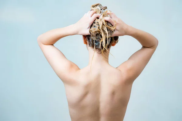 Fiatal Tini Zuhany Alatt Mosás Hosszú Haját Samponnal Vissza Véleményt — Stock Fotó