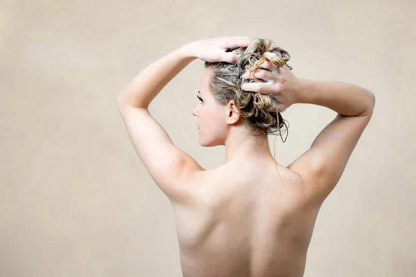 Gyönyörű Lány Vesz Zuhanyzó Mosás Hosszú Haját Samponnal Vissza Véleményt — Stock Fotó