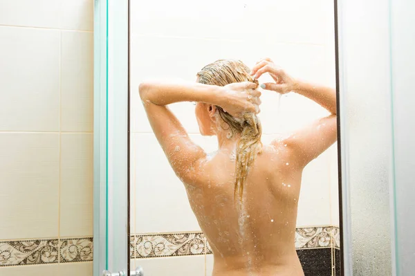 シャワーで頭を洗うきれいな女性の裏からの写真 — ストック写真
