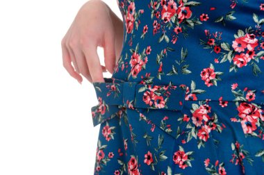 Kadın giyim ayrıntıları. Bir model beyaz bir arka plan üzerinde elbise detay