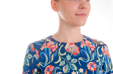 sarışın manken üzerinde beyaz izole yaz mavi elbiseli