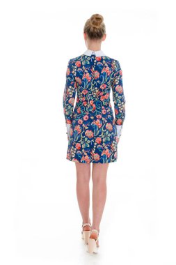 genç ve güzel kız güzel bir elbise giyiyor