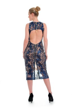 sarı saçlı gösterisi ile güzel model Katalog ayakta geri üzerinde beyaz izole mavi elbise baskılı