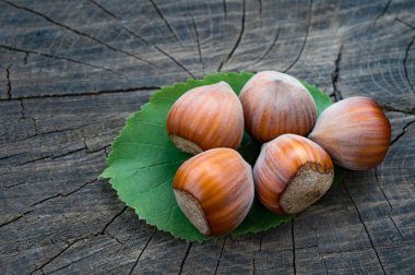 Eski ahşap arka plan üzerinde izole lezzetli fındık. Yakın çekim