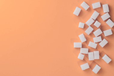 pembe bir arka plan üzerinde beyaz şeker