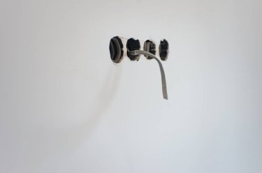 Beyaz duvar soket deliklere tel ile. Yuva kurmadan önce hazırlık