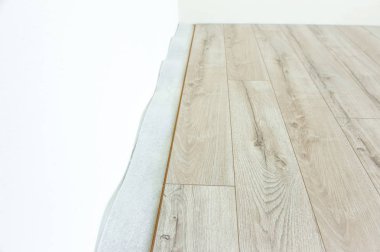 Işık laminat zemin laminant altında yüzey ile yükleme. Beyaz arka plan üzerinde