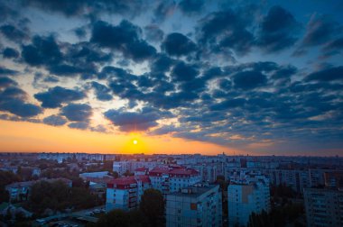 Güzel gökyüzü günbatımı sırasında kabarık bulutlar ile. Şehrin arka plan