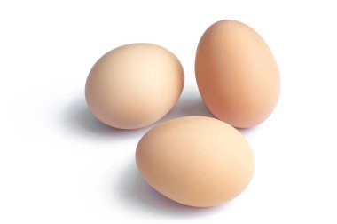 Beyaz arka plan üzerinde izole üç taze kahverengi tavuk yumurta