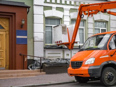 Modern hava erişim platformu binanın yanındaki Close-up.