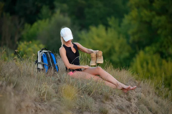 Giovane Escursionista Stanca Seduta Sull Erba Con Scarpe Mano — Foto Stock