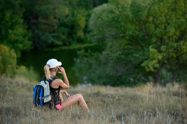 Hipster Menina Com Mochila Brilhante Vista Trás Viajante Turístico Floresta — Fotografia de Stock