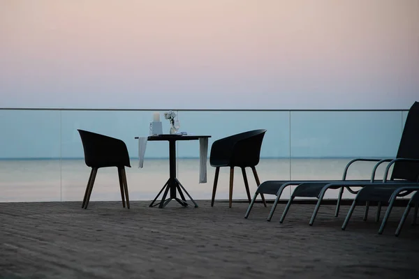 在海边的餐厅享用桌上日落背景 — 图库照片