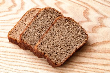 ahşap taze dilimlenmiş ekmek