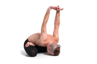 Beyaz arka plan üzerinde yoga yaparken güçlü erkek. Yoga iyi bir sağlık için poz veriyor. Spor, meditasyon ve yaşam tarzı kavramı. İyi bir sağlık için huzurlu meditasyon. 