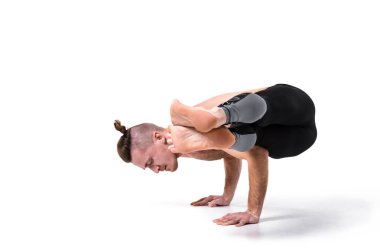 Yakışıklı kaslı adam pratik yoga beyaz arka plan üzerinde gelişmiş. Yoga iyi bir sağlık için poz veriyor. Spor, meditasyon ve yaşam tarzı kavramı. İyi bir sağlık için huzurlu meditasyon. 