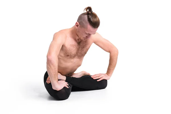 Stark Man Öva Yoga Gör Andningsövningar Mot Vit Bakgrund — Stockfoto