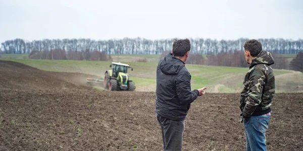 Adam Ziraat Mühendisi Çiftçi Organik Gübre Tarım Alanları Erken Ilkbaharda — Stok fotoğraf