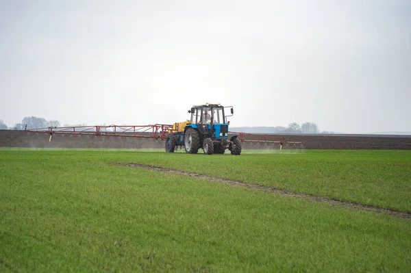 Trator Pulverização Agroquímica Agroquímica Sobre Campo Grãos Jovens Agroquímica Refere — Fotografia de Stock