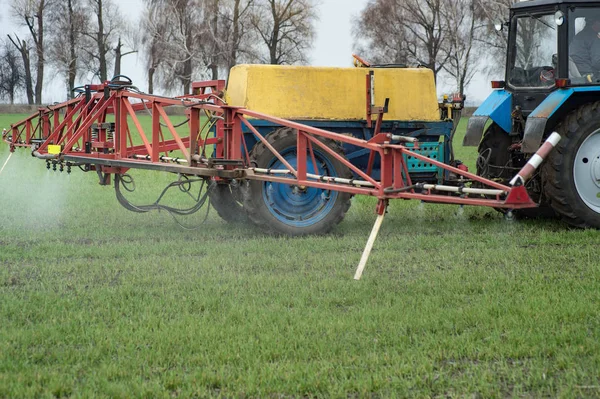 Visão Perto Trator Pulverizando Produtos Químicos Campo Verde Grande — Fotografia de Stock