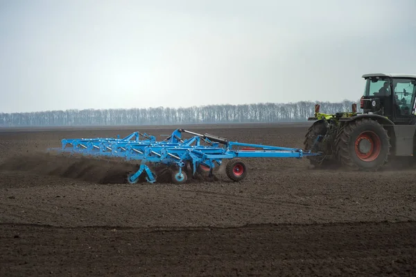 Agricultor Trator Preparando Terra Com Cultivador Mudas — Fotografia de Stock