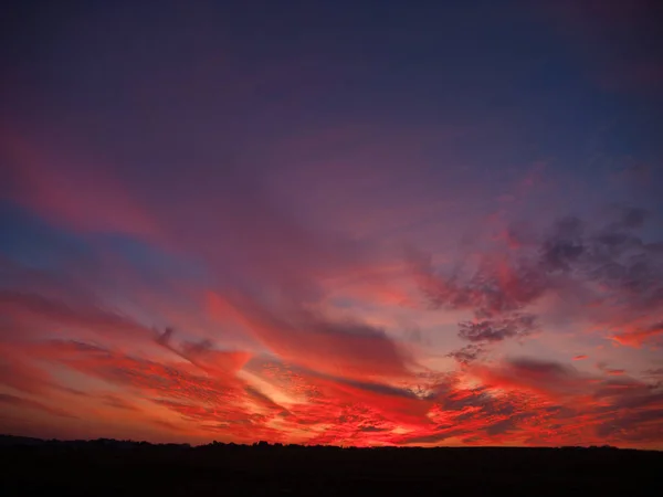 Krajina Zářivě Rudý Západ Slunce Horkém Letním Dni — Stock fotografie