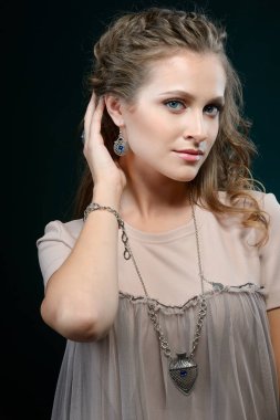 moda modeli kıyafeti şık tasarımcı takı ve aksesuar