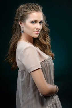 Takı ile genç güzel kadın portresi