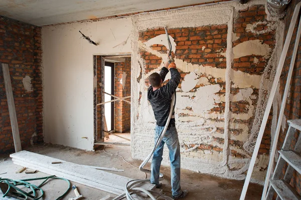 Sıvacı pompa makine ile duvar sıvama