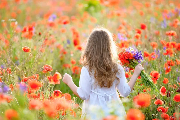 Entzückendes Kleines Mädchen Mit Einem Strauß Wildblumen Die Hände Seitlich — Stockfoto