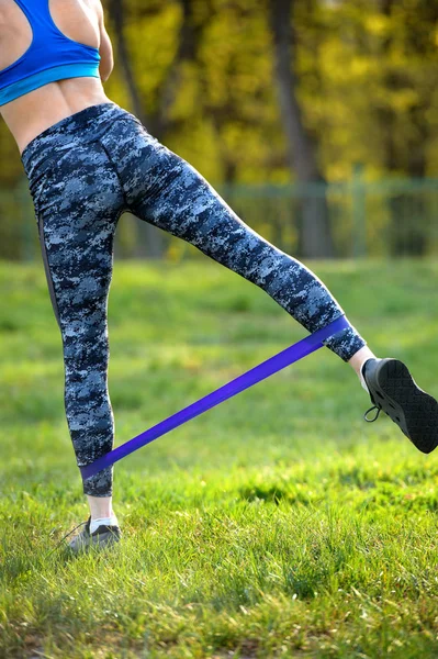 Menina Forte Usando Uma Banda Resistência Seu Exercício Jovem Realiza — Fotografia de Stock