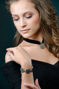 Güzel moda kız moda takı kolye küpe ve yüzük