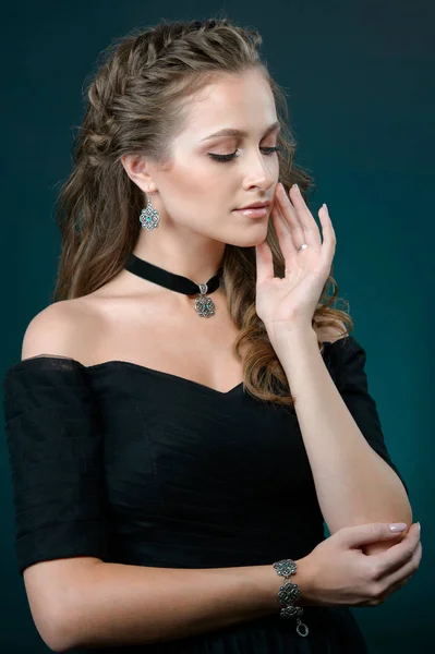 Portrait Belle Femme Avec Bijoux Coiffure Élégante — Photo