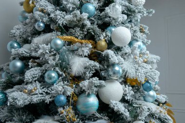 Tatil Noel ağacı oyuncaklar ve renk topları ile dekore edilmiştir.