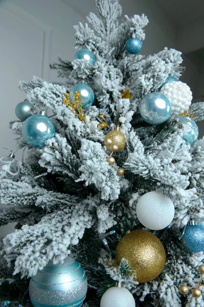 Árbol Navidad Decorado Con Bolas Amarillas Blancas Oropel Tarjeta Navidad — Foto de Stock