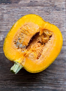 Beyaz arka plan üzerinde üstten görünüm izole sarı kabak yarısı